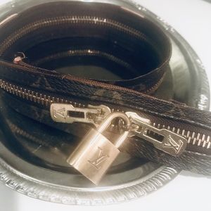 Authentic Louis Vuitton two-way zipper with lock.